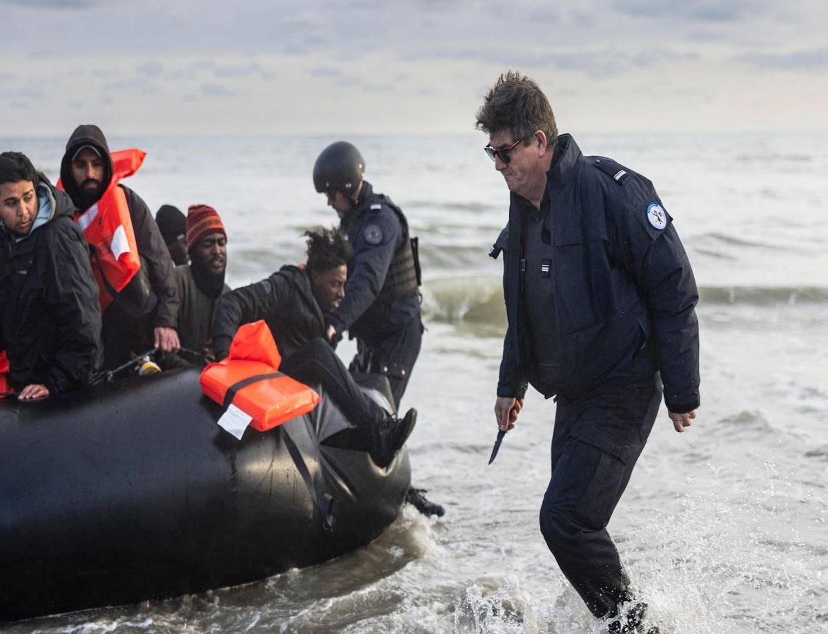 France's Boat Popping Policy: Not Just Inflatable Dinghies - Human Rights Are Deflating Too!